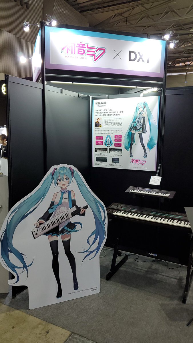 TheTimDesu's tweet photo. Chillin with Miku at the #ヤマハブース　#マジカルミライ https://t.co/Nt690A8ugn