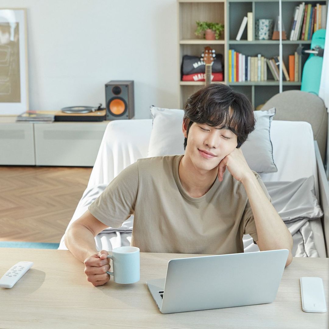 PAUL_TOTHEMOON's tweet photo. สวัสดีวันเสาร์ค่ะ✨สำหรับใครที่เพิ่งโดนหนุ่ม #AhnHyoSeop  ตกมาจาก Lovers of the red sky วันนี้เรามีผลงานเก่ามานำเสนอค่ะ

🎬โฆษณาเฟอร์นิเจอร์ของ iloom ปี 2020 นะคะ 
ละมุนมากค่ะงานนี้ 💕

🔗https://t.co/GWWJJui4GU https://t.co/7ZYqib9qa4