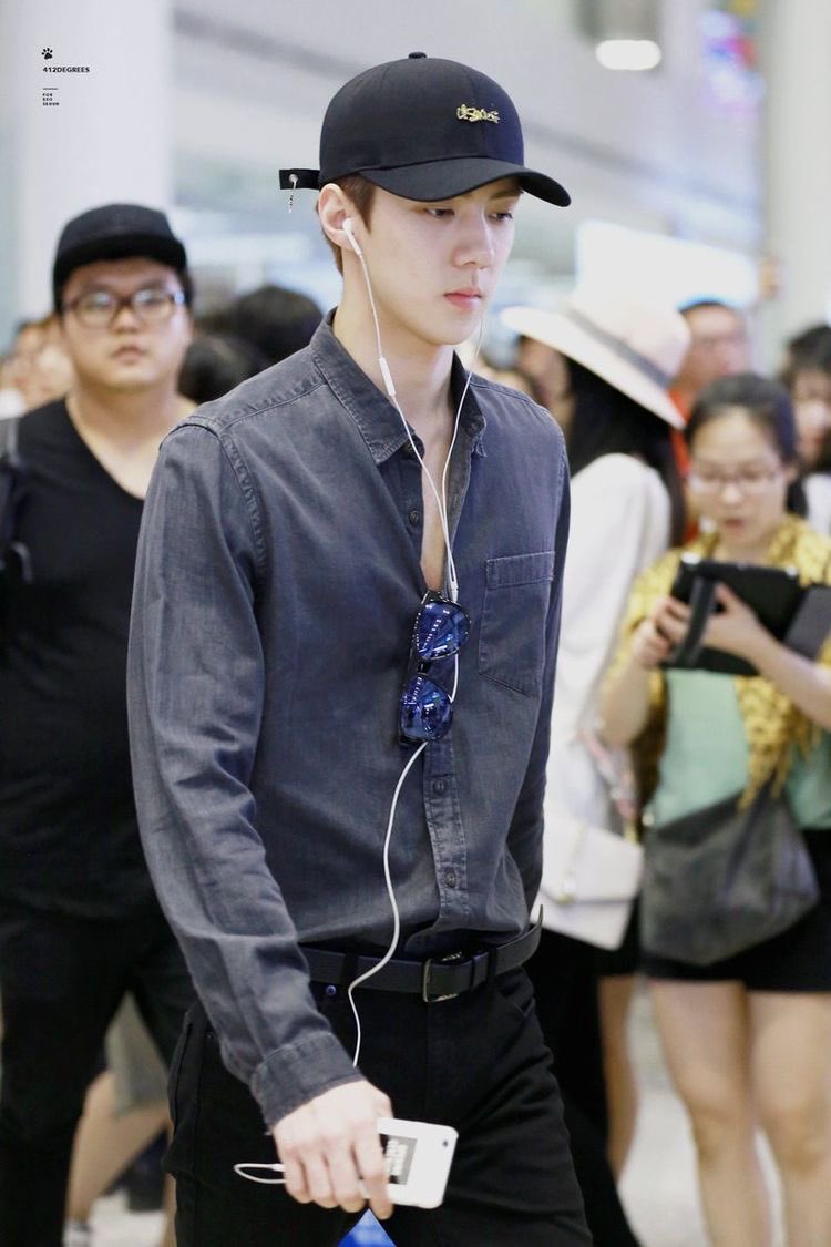 ChanHun37675812's tweet photo. จะว่าไปเสื้อเชิ้ตทุกตัวบนโลกเหมาะกับน้องเซฮุนมากเลย 😍 ใส่แล้วดูเซ็กซี่  #SEHUN https://t.co/XLdQFXjYAk