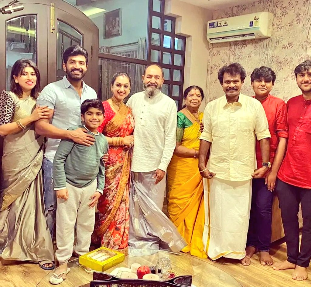 ThamizhPadam's tweet photo. #Arunvijay's beautiful family 😍
@arunvijayno1 #family #AV33 #Yaanai #BORRDER #ThamizhPadam https://t.co/WJl6p34S6T