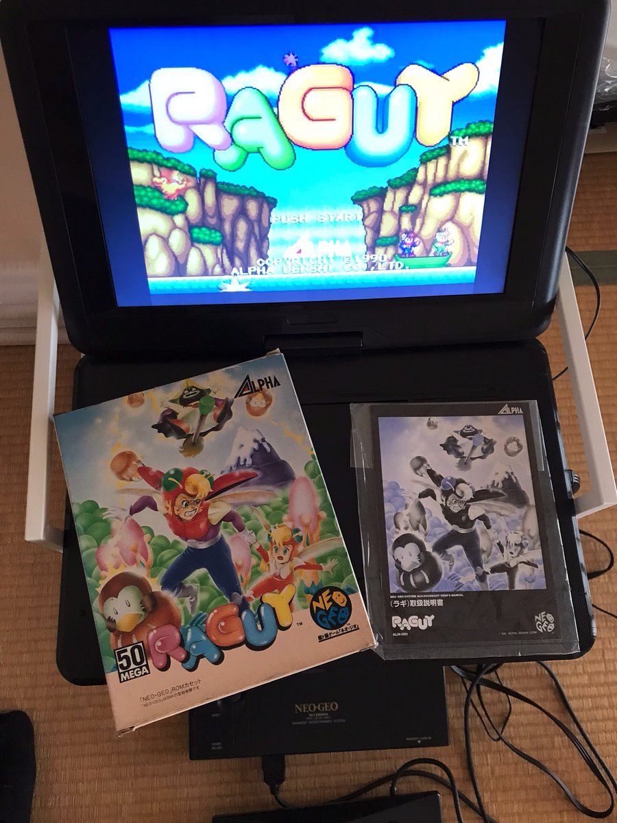 djorkaeef06's tweet photo. 昔のNEO-GEOが起動してホクホクしてます。w
あまり有名な作品じゃないと思うけど、昔から『ラギ』ってゲームが好き。
今、改めてプレイしだけど……やっぱり面白い!!
『ラギ』楽しいーーーっ!!(^.^)/
#NEO-GEO
#ネオジオ
#ラギ
#RAGUY https://t.co/9MvimJfv51
