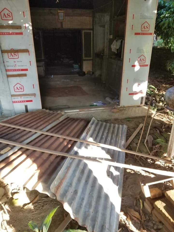 spring21MM's tweet photo. Military Terrorist Troops with 30 motorcycles Raided #Nankhar village, #Gangaw Tsp, Magway Region on Nov 5 afternoon, Ransacked houses &amp; Looted properties inside the house. In addition, terrorists burned down a house on a road in #Yehla village.
#Nov6Coup
#WhatsHappeningInMyanmar https://t.co/cieK6y9IMx