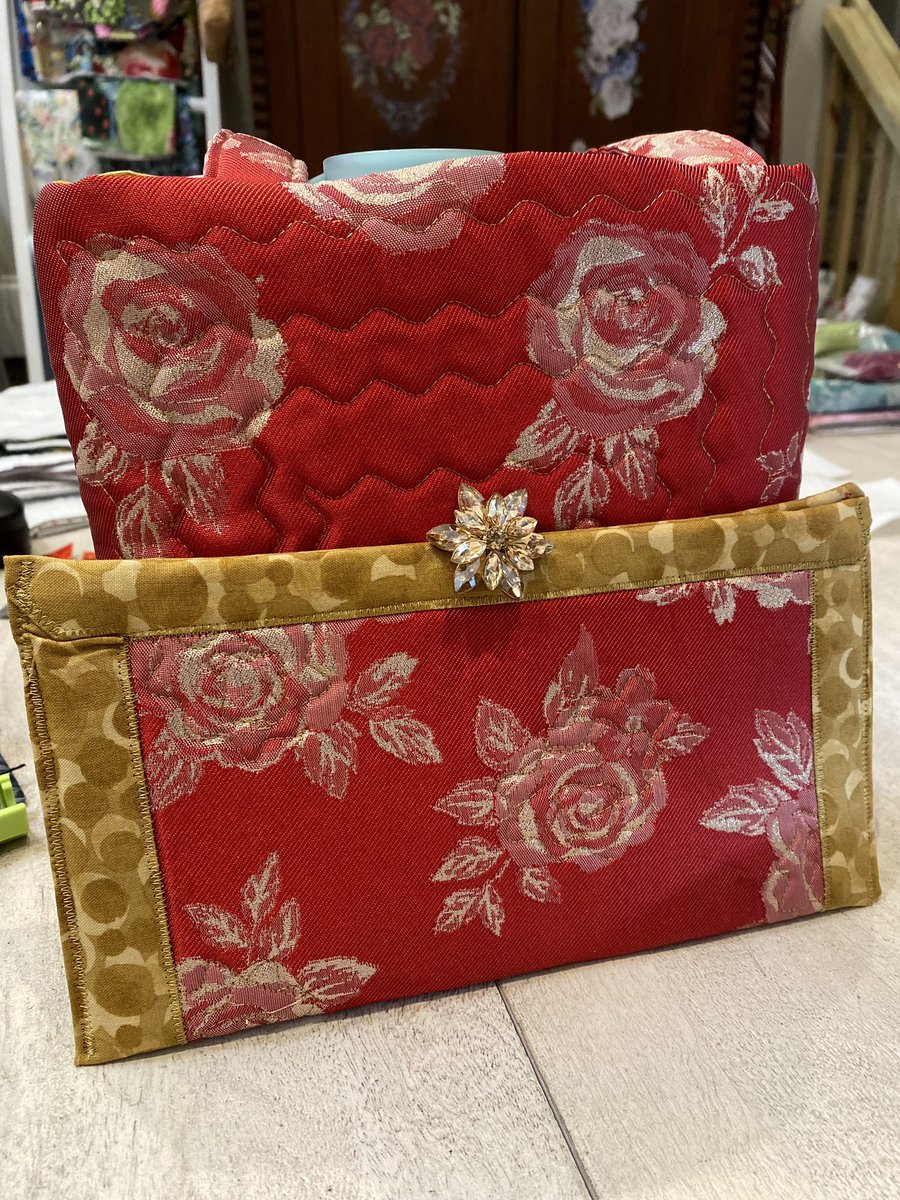 Lizzyloml's tweet photo. Holiday red brocade tote with gold roses and some additional pieces iPhone holder inside the tote and a small clutch https://t.co/DWTQVtccdO