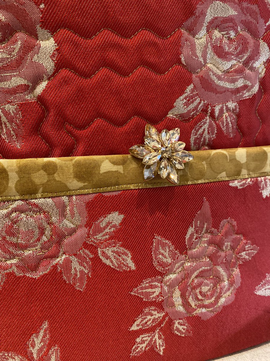 Lizzyloml's tweet photo. Holiday red brocade tote with gold roses and some additional pieces iPhone holder inside the tote and a small clutch https://t.co/DWTQVtccdO