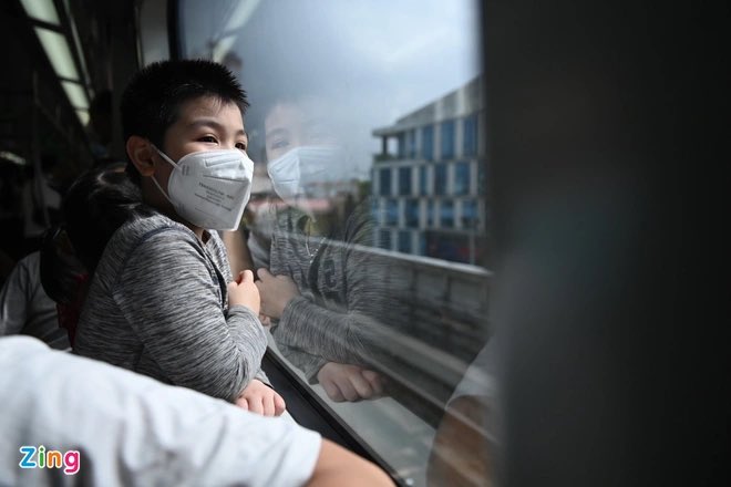 Photos (via Zing) of Hanoians using Vietnam’s first metro line, which opened this morning. zingnews.vn/hanh-khach-hao…