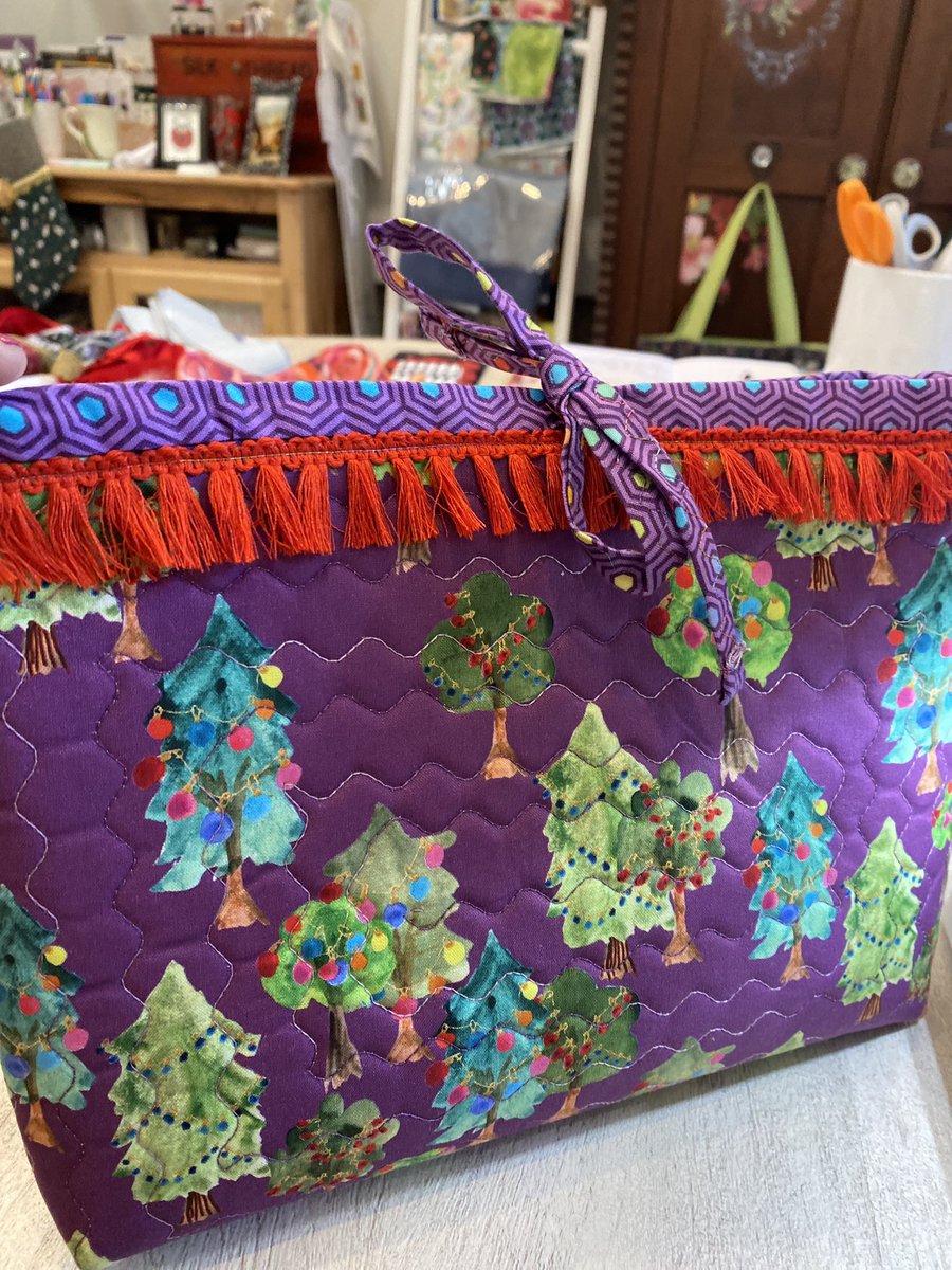 Lizzyloml's tweet photo. Another clutch bag with accessories!!! Lovebug Designs holiday sewing! Do you need a special handmade one of a kind gift, text me!!!💕💖💜💙❤️💚⭐️ https://t.co/PJfOj8BabH