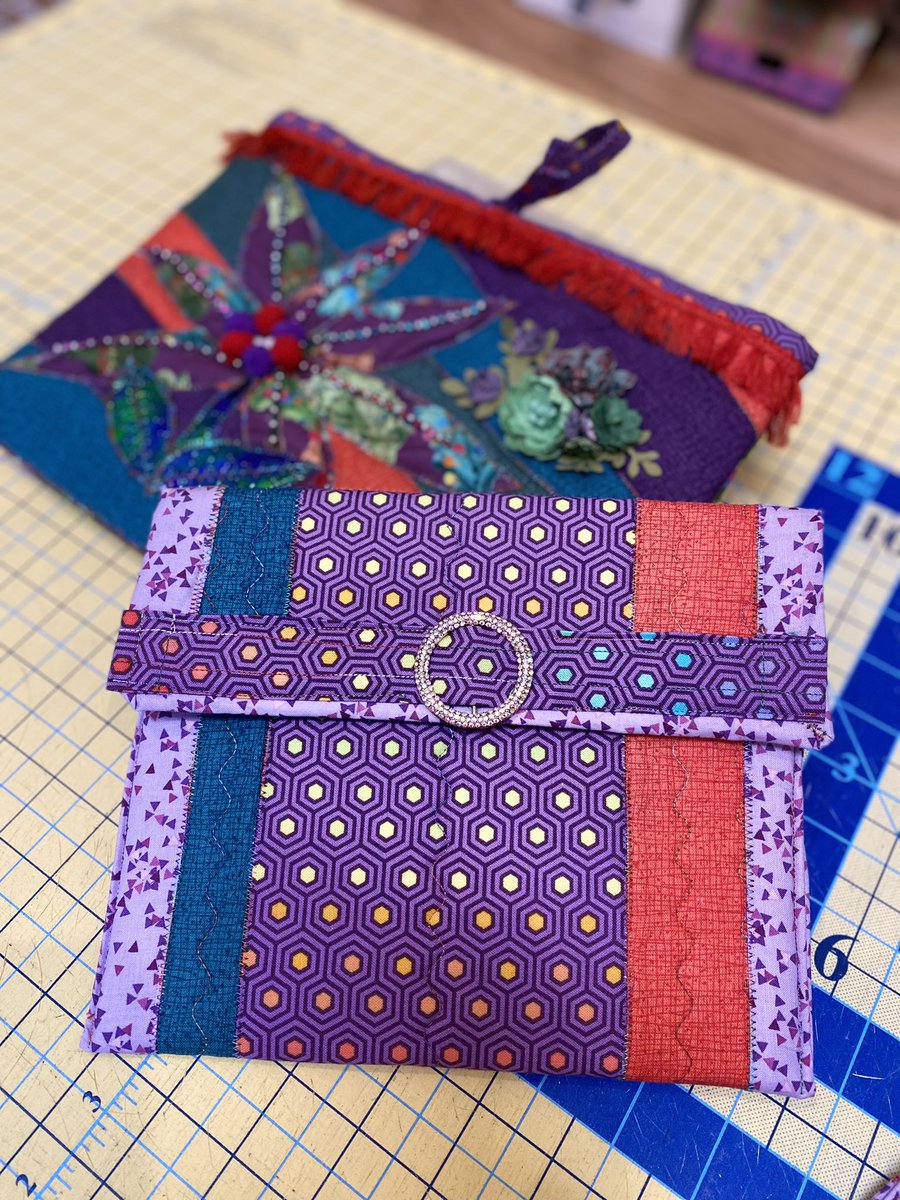 Lizzyloml's tweet photo. Another clutch bag with accessories!!! Lovebug Designs holiday sewing! Do you need a special handmade one of a kind gift, text me!!!💕💖💜💙❤️💚⭐️ https://t.co/PJfOj8BabH
