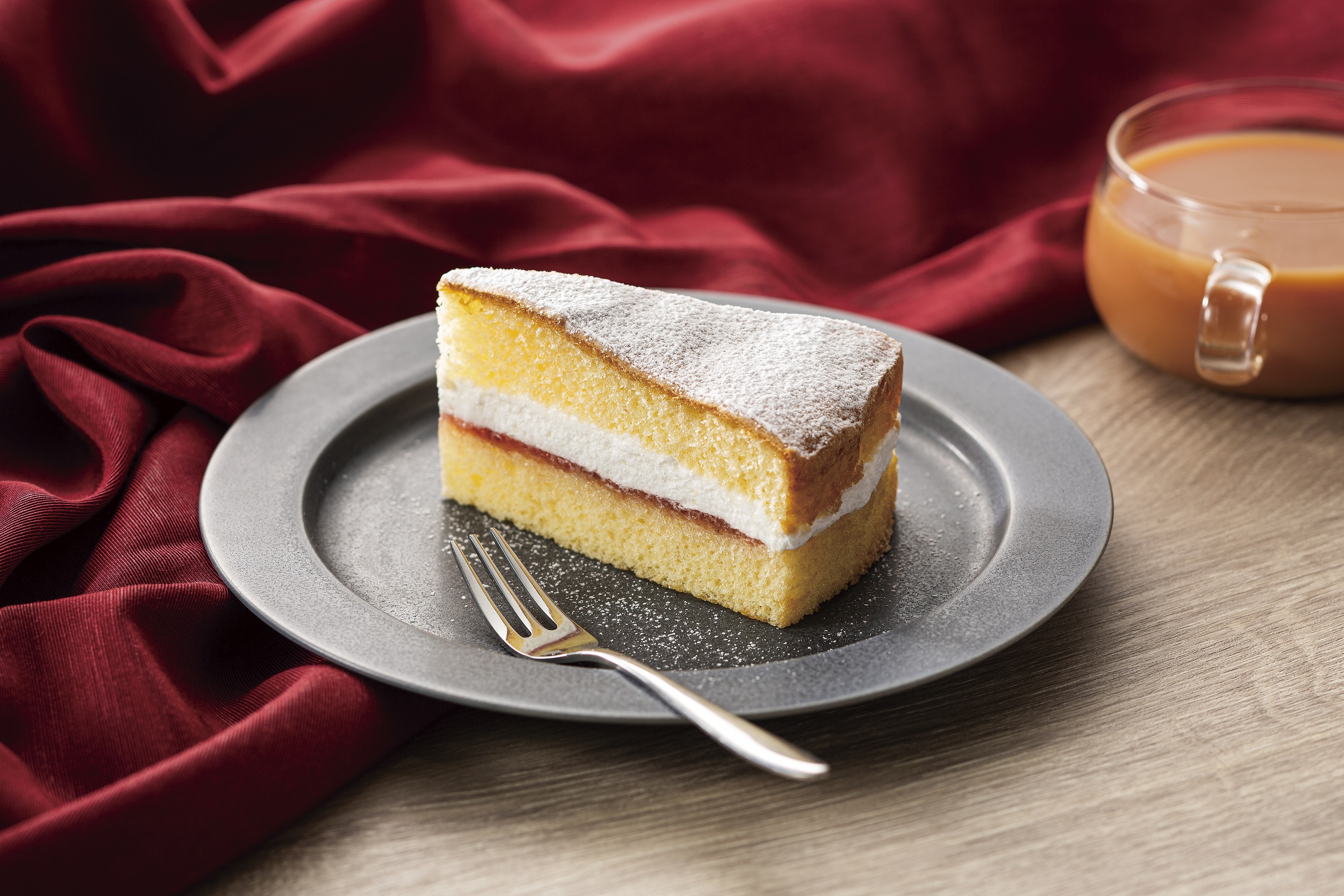 タリーズコーヒージャパン株式会社 あまおう苺のヴィクトリアケーキ イギリスの伝統ケーキをイメージしたスイーツです 単品 450円 税込495円 セット 730円 税込803円 11月26日 新商品も準備をしていますので ご案内お楽しみにしてて