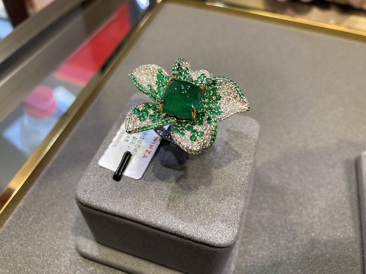Gwadar_Pro's tweet photo. Pakistani emerald, opal, morganite, attracts customers from all over the world at #CIIE. #BrilliantPakistaniGoodsAtCIIE #MadeInPakistanAtCIIE #InSearchForPak_Made https://t.co/qXeTE7nMdy