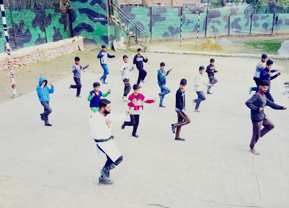 GanderbalD's tweet photo. BE READY: BE FIT- In continuation with the efforts of #IndianArmy to connect with Awam and engage them productively. Dangerpora Army Camp organised *Karate classes for 19 Children from #Ganderbal &amp;  taught them exquisite skills.
#SavioursOfKashmir47
#VictoryAtShalateng
#FitIndia https://t.co/NRvmOIA1GV