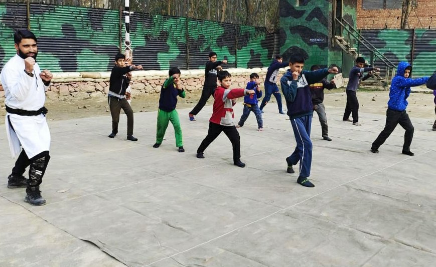 GanderbalD's tweet photo. BE READY: BE FIT- In continuation with the efforts of #IndianArmy to connect with Awam and engage them productively. Dangerpora Army Camp organised *Karate classes for 19 Children from #Ganderbal &amp;  taught them exquisite skills.
#SavioursOfKashmir47
#VictoryAtShalateng
#FitIndia https://t.co/NRvmOIA1GV