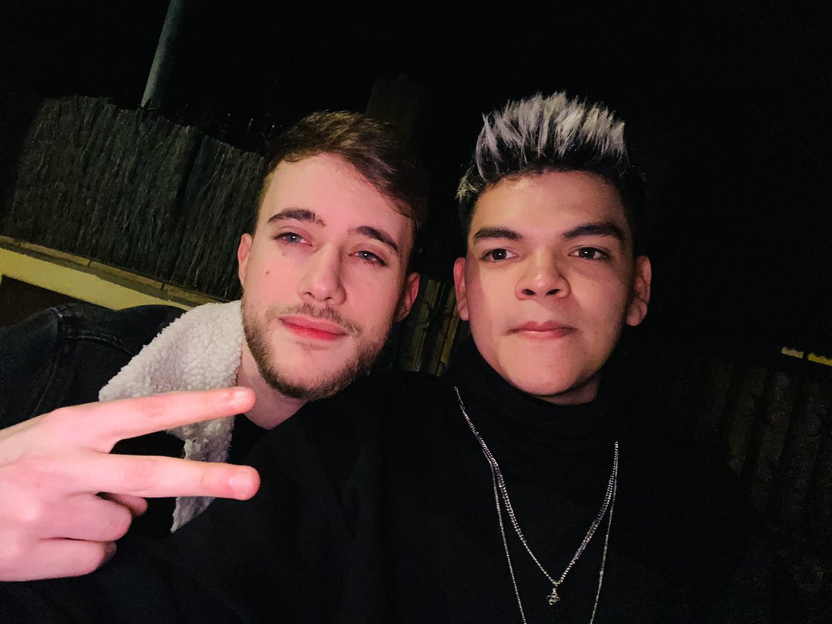 Komanch's tweet photo. Me ha costado mucho despedirme de Carola, lo abraza y le decía adiós y luego el me abrazaba otra vez y me decía adiós y luego yo y así 30 mins XD es un tipo de 10 y le quiero mucho! Ya lo extraño :( https://t.co/ObxMzPWC9j