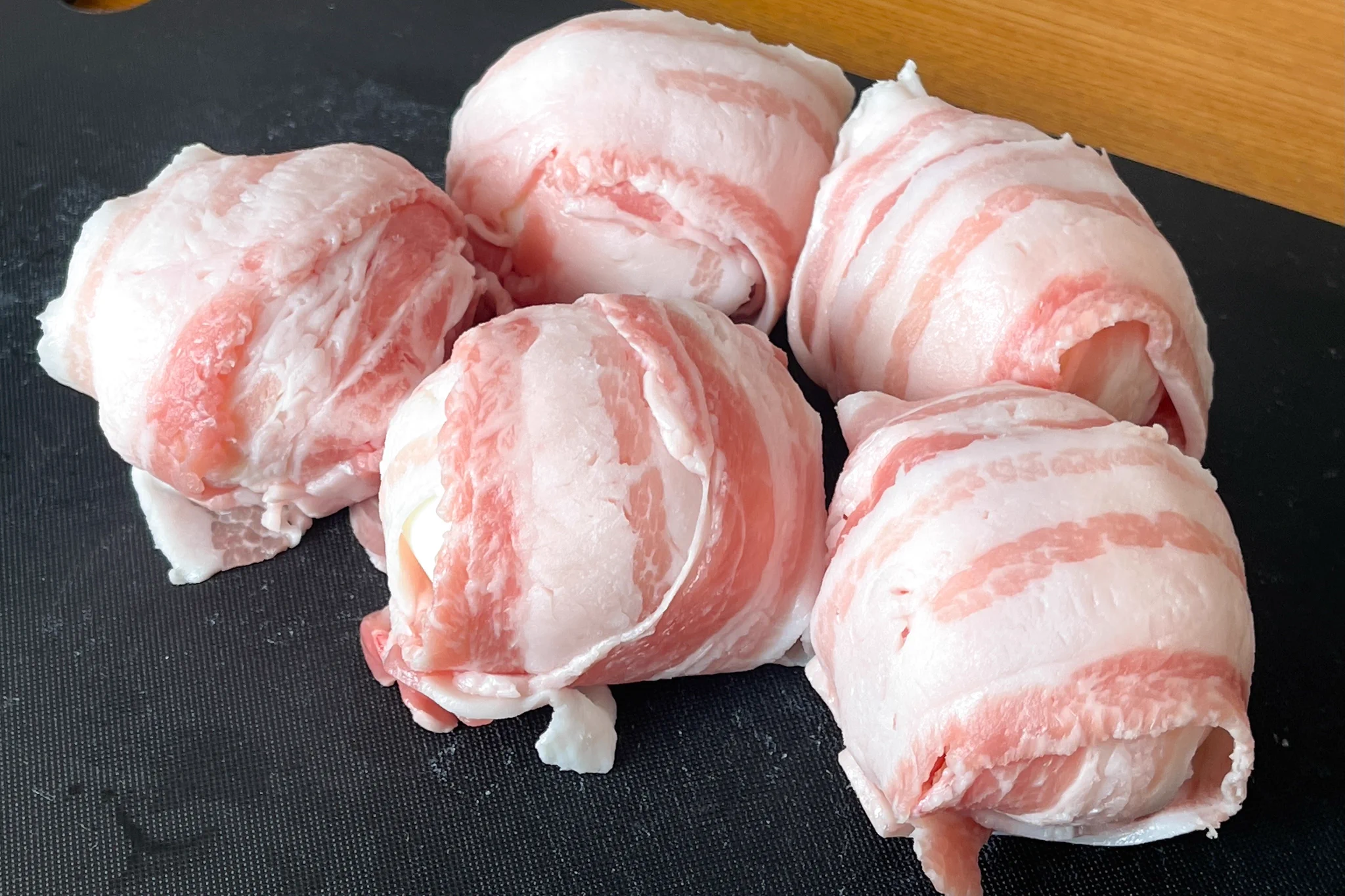 子どもも喜びそう！とろとろな半熟ゆで卵がとっても美味しそうな「肉巻き」レシピ！