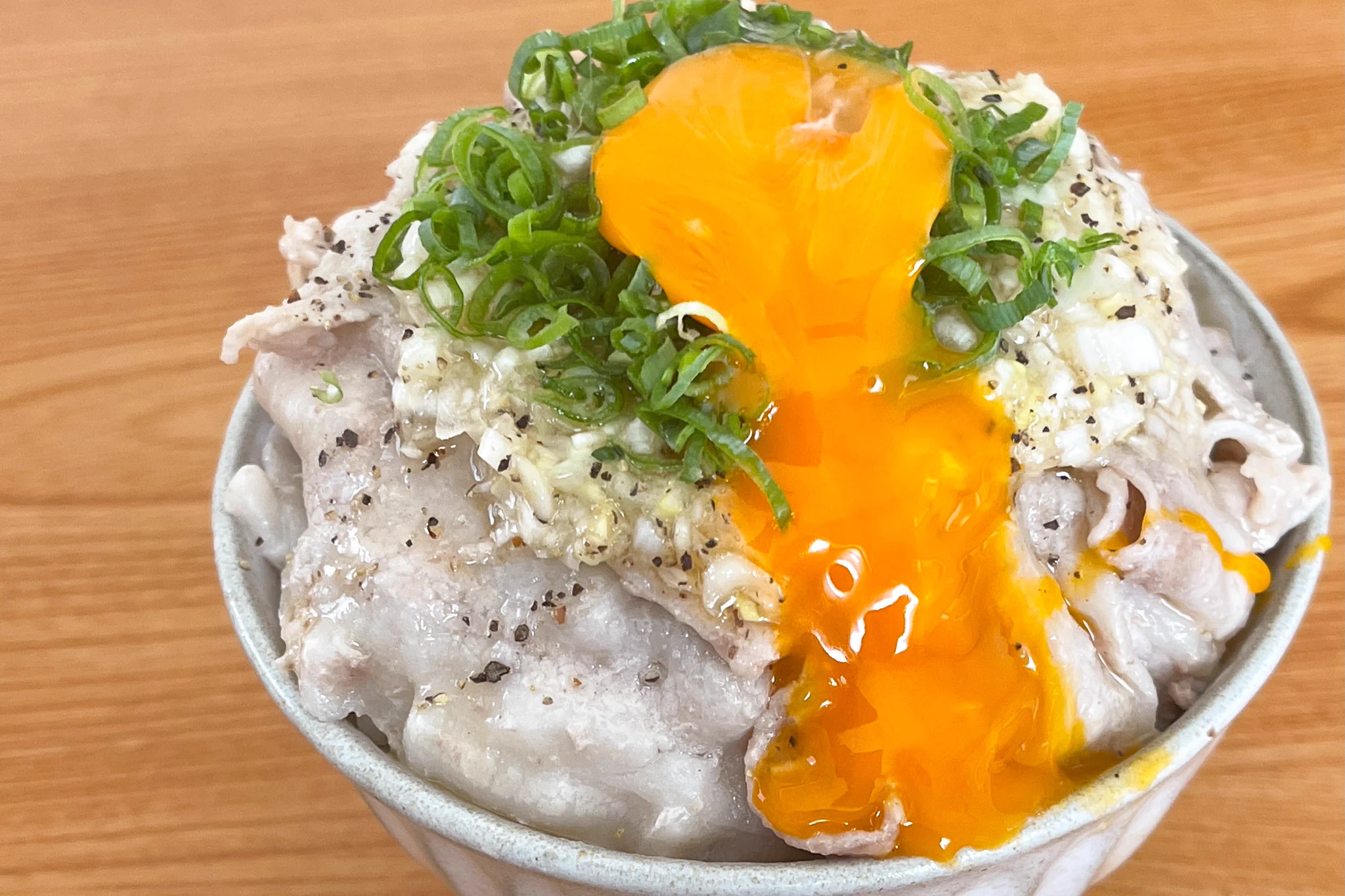 電子レンジで作れるからとっても簡単！ネギ塩×豚バラ肉の丼ものレシピ！