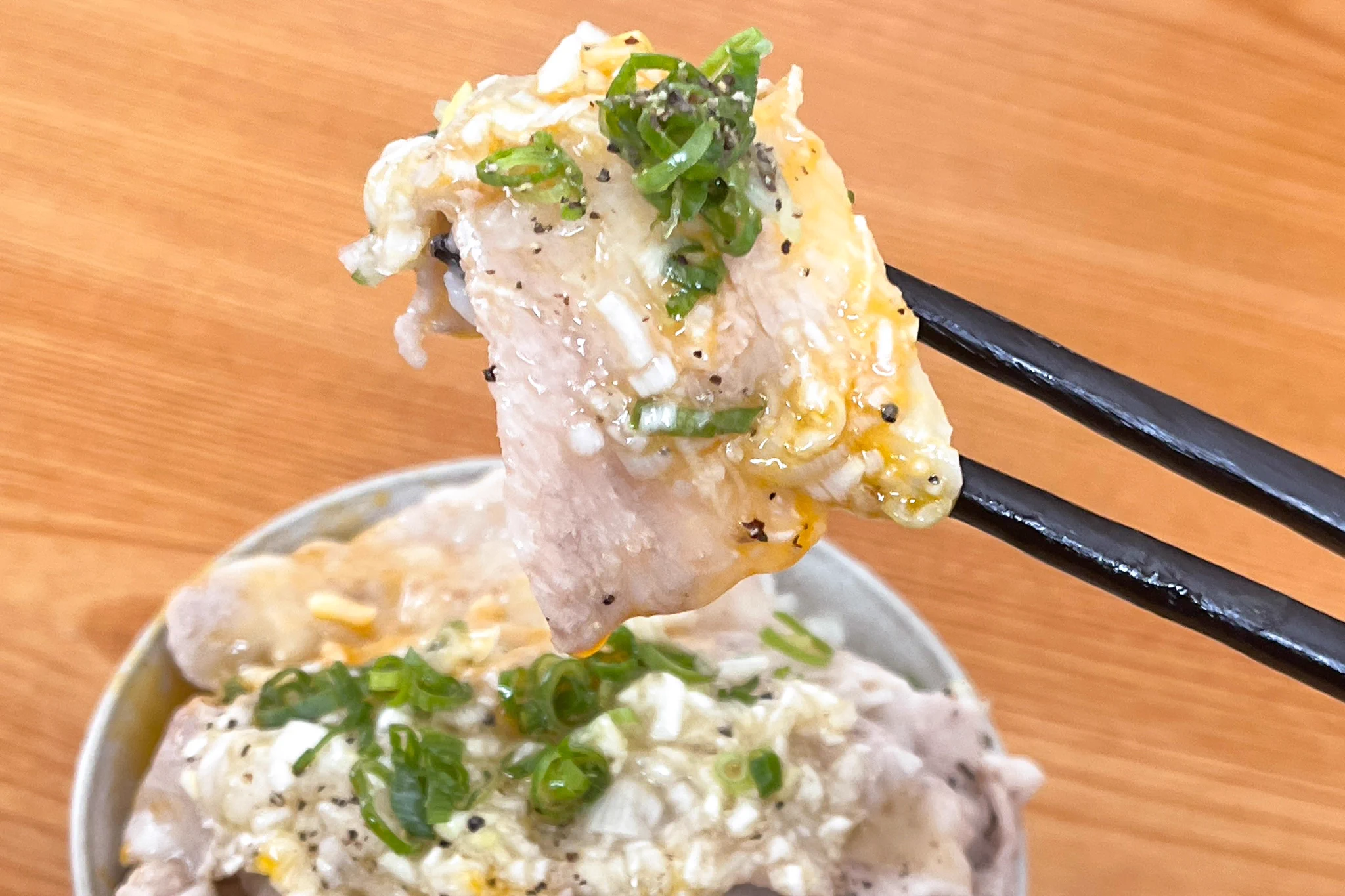 電子レンジで作れるからとっても簡単！ネギ塩×豚バラ肉の丼ものレシピ！