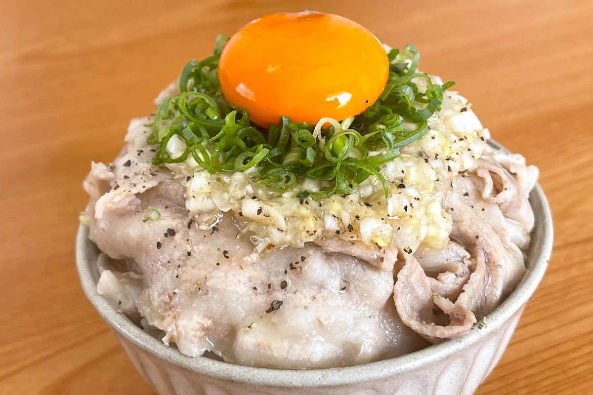 電子レンジで作れるからとっても簡単！ネギ塩×豚バラ肉の丼ものレシピ！