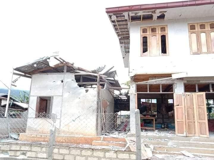 IrrawaddyNews's tweet photo. An internally displaced person was injured and six houses were damaged in artillery strikes by junta forces on Friday in Shan State’s Pekon, amid fierce clashes between civilian resistance fighters and junta soldiers. (Photo: Pekon PDF) 
#WhatsHappeningInMyanmar https://t.co/pIVAXNC53v
