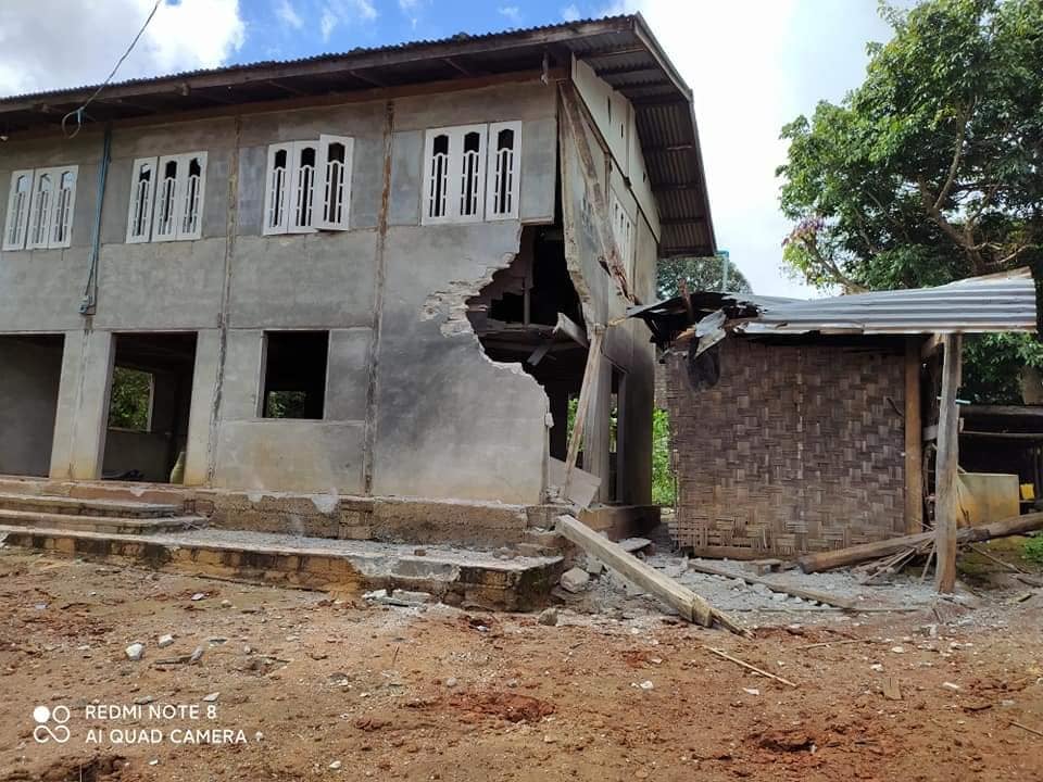 IrrawaddyNews's tweet photo. An internally displaced person was injured and six houses were damaged in artillery strikes by junta forces on Friday in Shan State’s Pekon, amid fierce clashes between civilian resistance fighters and junta soldiers. (Photo: Pekon PDF) 
#WhatsHappeningInMyanmar https://t.co/pIVAXNC53v