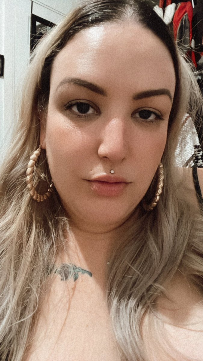 micheladaxmami's tweet photo. After watching white guys fight for my entertainment, it is now time for bed. 💅🏼✨ https://t.co/dva82gUCSa