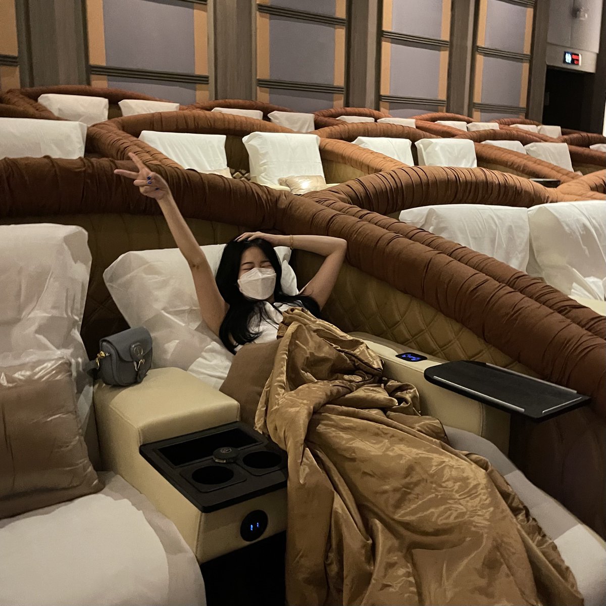 cloudysstory's tweet photo. ปิดโรงรีวิวไปเลยสิคับบ ✨ โรง VIP ที่พารากอนคือสุดมาก โซฟาปรับนอนได้ มีอาหารให้เลือกคนละ 1 อย่าง น้ำ,ป็อปคอร์นฟรี มี slipper ให้เปลี่ยน หมอน ผ้าห่มก็มี ที่นั่งคู่นึง 2800-3200 นี่ว่าคุ้มม https://t.co/1FC1XW4yiA