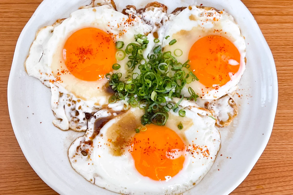 朝ごはんにもぴったりそう！たった3つの材料で作れちゃう、煮卵風の「目玉焼き」レシピ！