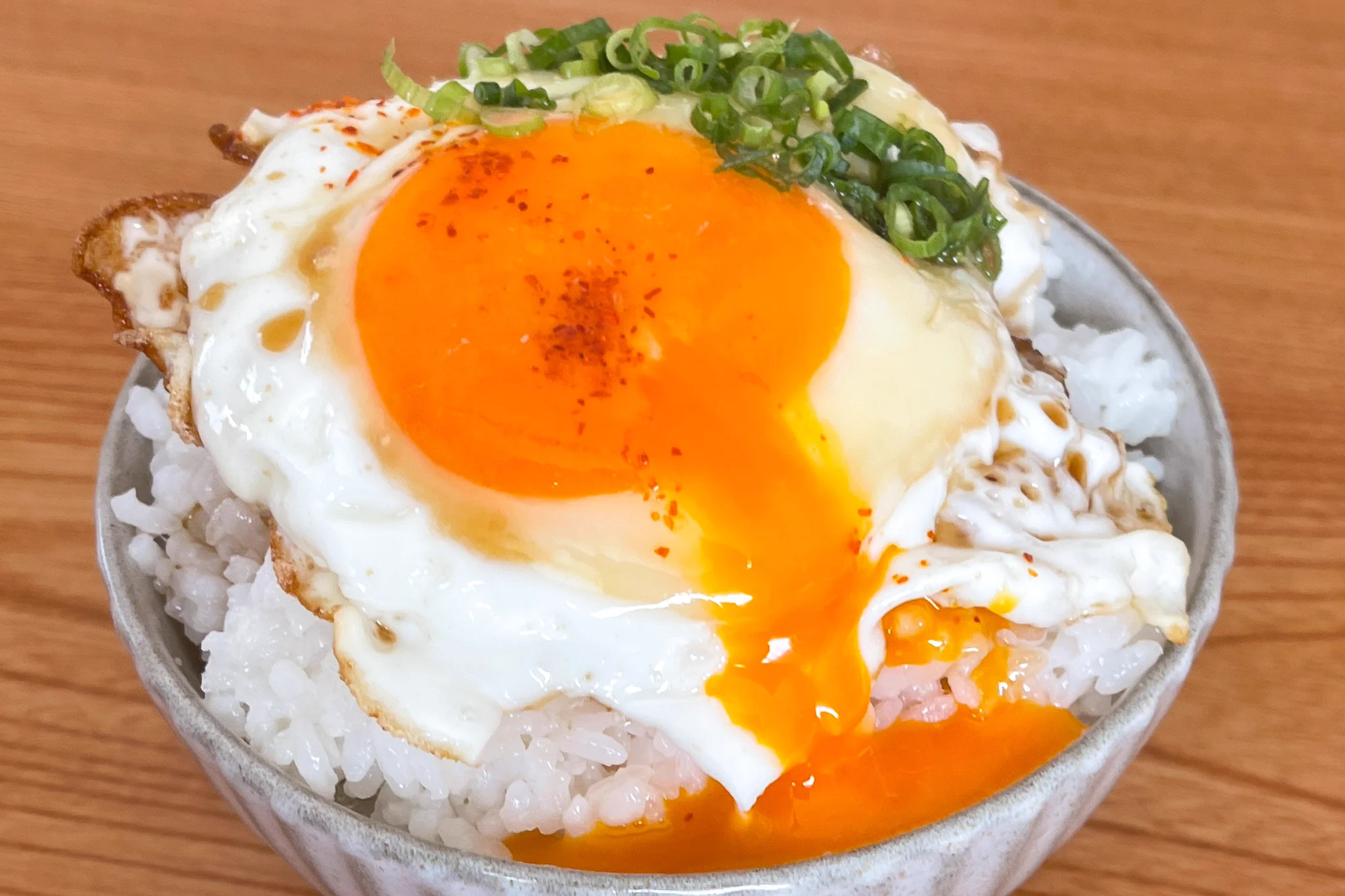 朝ごはんにもぴったりそう！たった3つの材料で作れちゃう、煮卵風の「目玉焼き」レシピ！