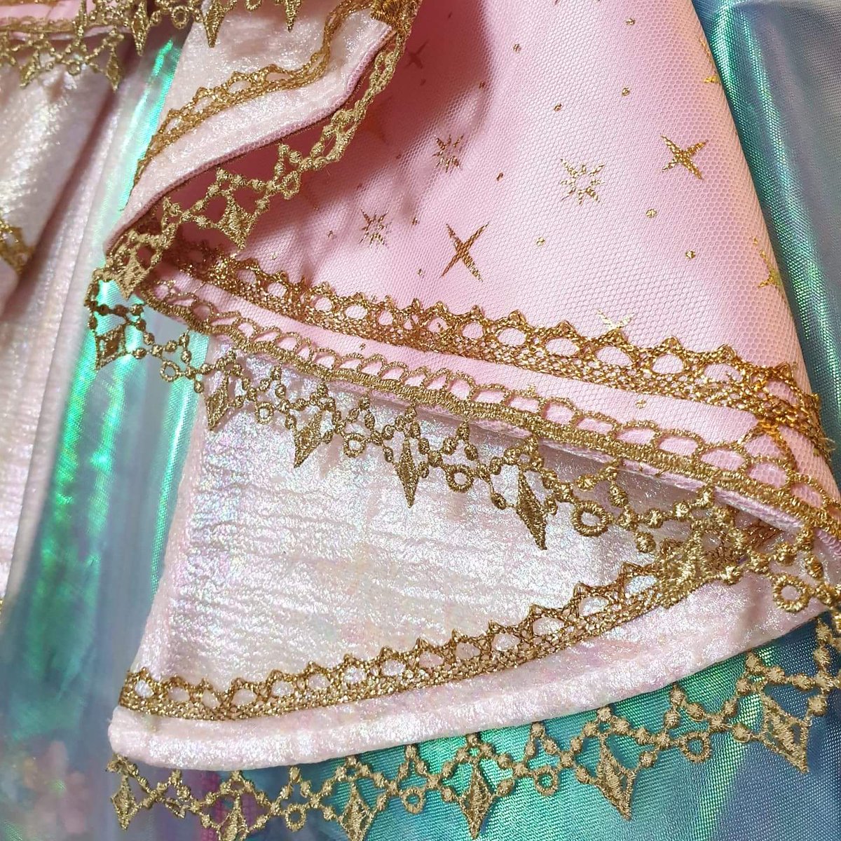kanamoridesigns's tweet photo. Handsewn details 🥺🌟💖

#custommade #filipinodesigner #demicouture #closeupdetails #vtuber https://t.co/UCqLYIuT2c