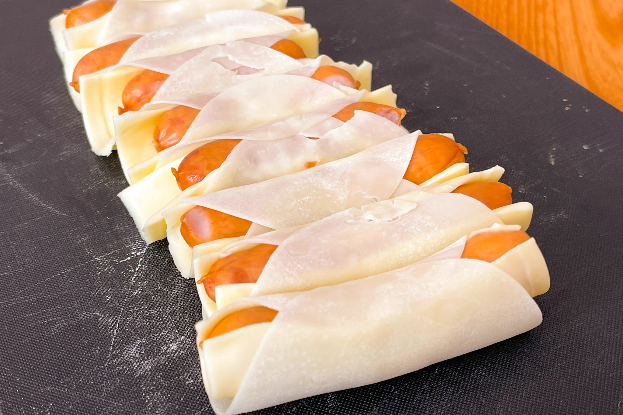 作り方も簡単でお手軽に作れそう！餃子の皮やソーセージを使ったお家居酒屋レシピ！