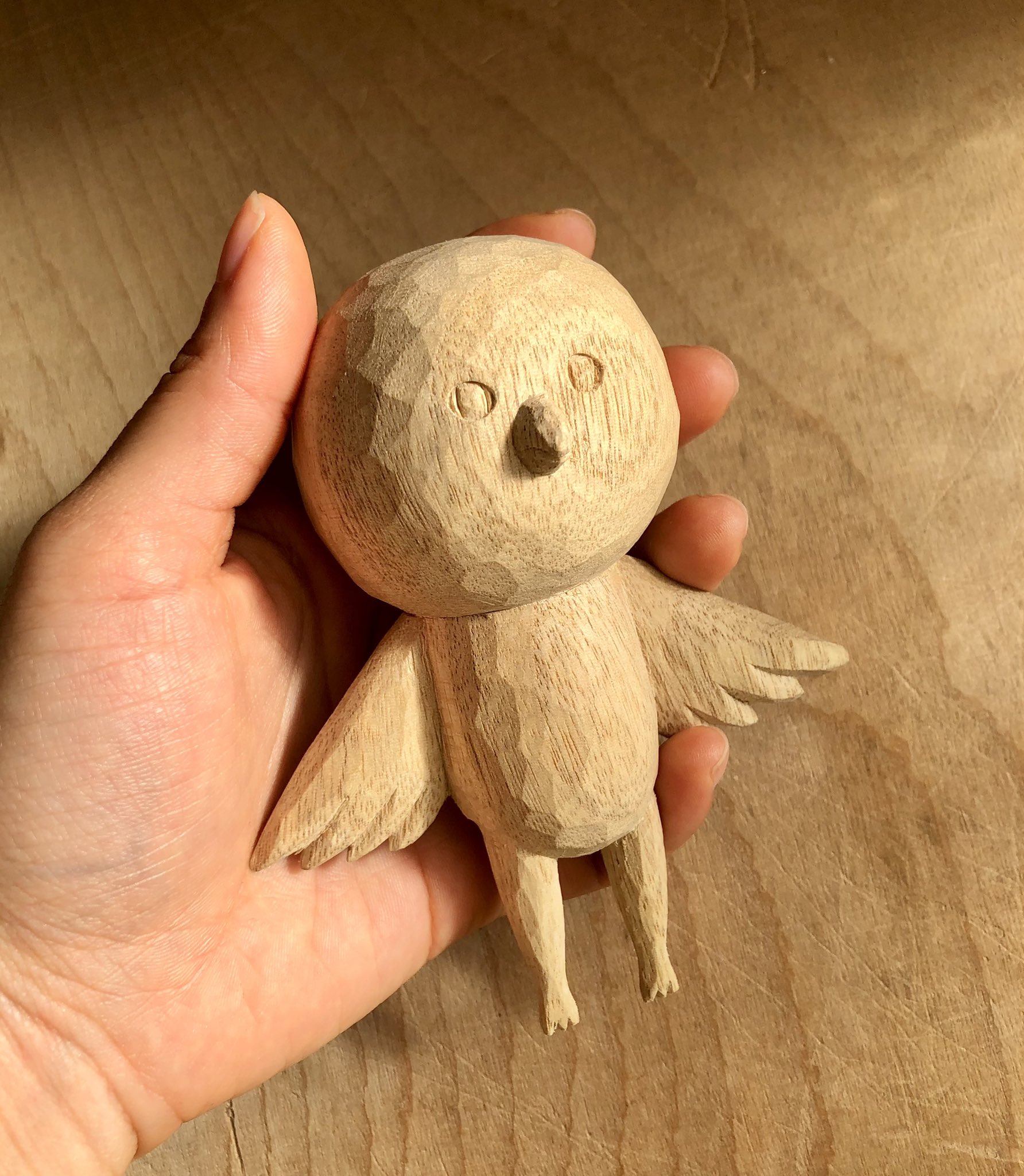 木彫りの鳥　マヒワの飛び立ち 木彫りの鳥 マヒワの飛び立ち