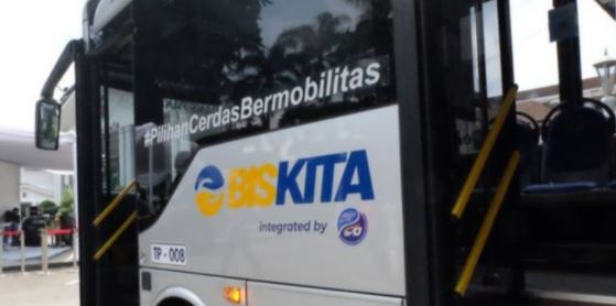 Asoykuy's tweet photo. Bus nya bersih ada hand sanitizer juga #ayonaikbiskita #BiskitaTransPakuan https://t.co/ieDMOh4CtS