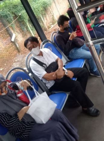 Asoykuy's tweet photo. Gak jaman naik bus desek-desekan nih yang baru Kapasitas penumpang dijaga tetap 50% #ayonaikbiskita #BiskitaTransPakuan https://t.co/zhqjEWWK7I