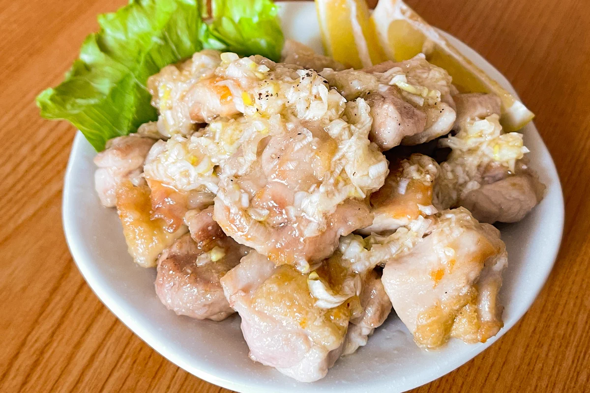 ネギ塩ダレとの組み合わせがとっても美味しそう！居酒屋気分を味わえそうな鶏肉レシピ！