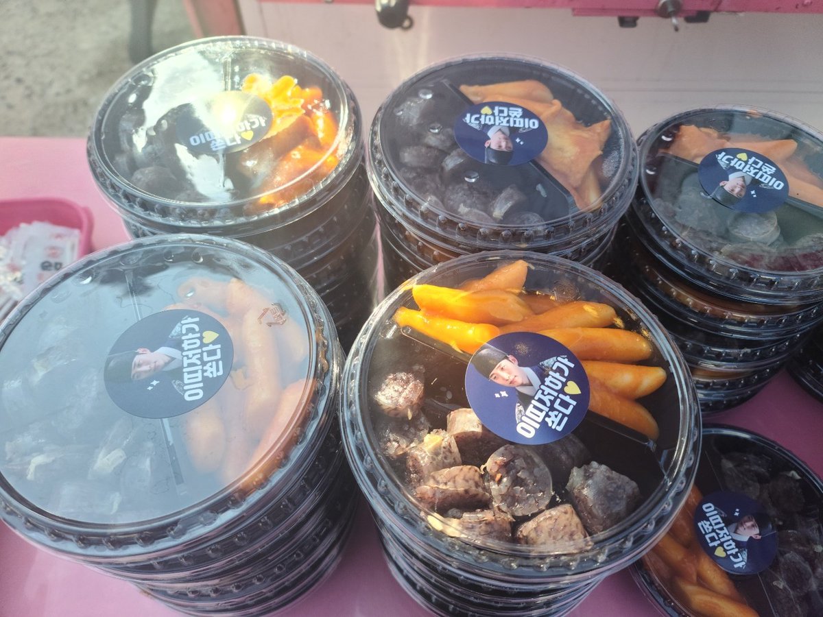 romantist999's tweet photo. 울 할티스트 서폿총대님들 너무 멋지다❤ 최선을 다했고 성과물도 너무 예쁘고 준호도 덕분에 웃었을꺼니까 괜찮아요 !!!!! 진심으로 잊지못할 하루예요^^ 감사합니다~!
#할티스트 #준호 #옷소매붉은끝동 https://t.co/pW4MAOYRNv