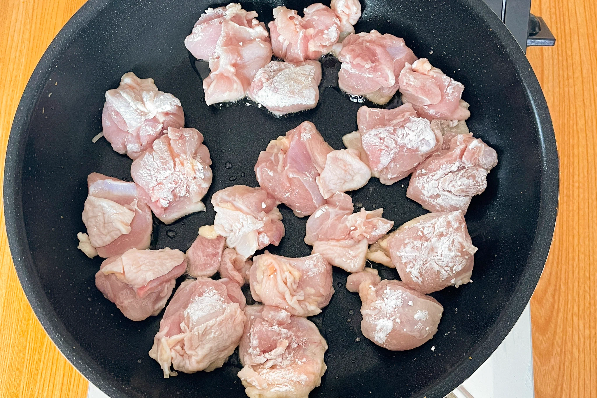 ネギ塩ダレとの組み合わせがとっても美味しそう！居酒屋気分を味わえそうな鶏肉レシピ！
