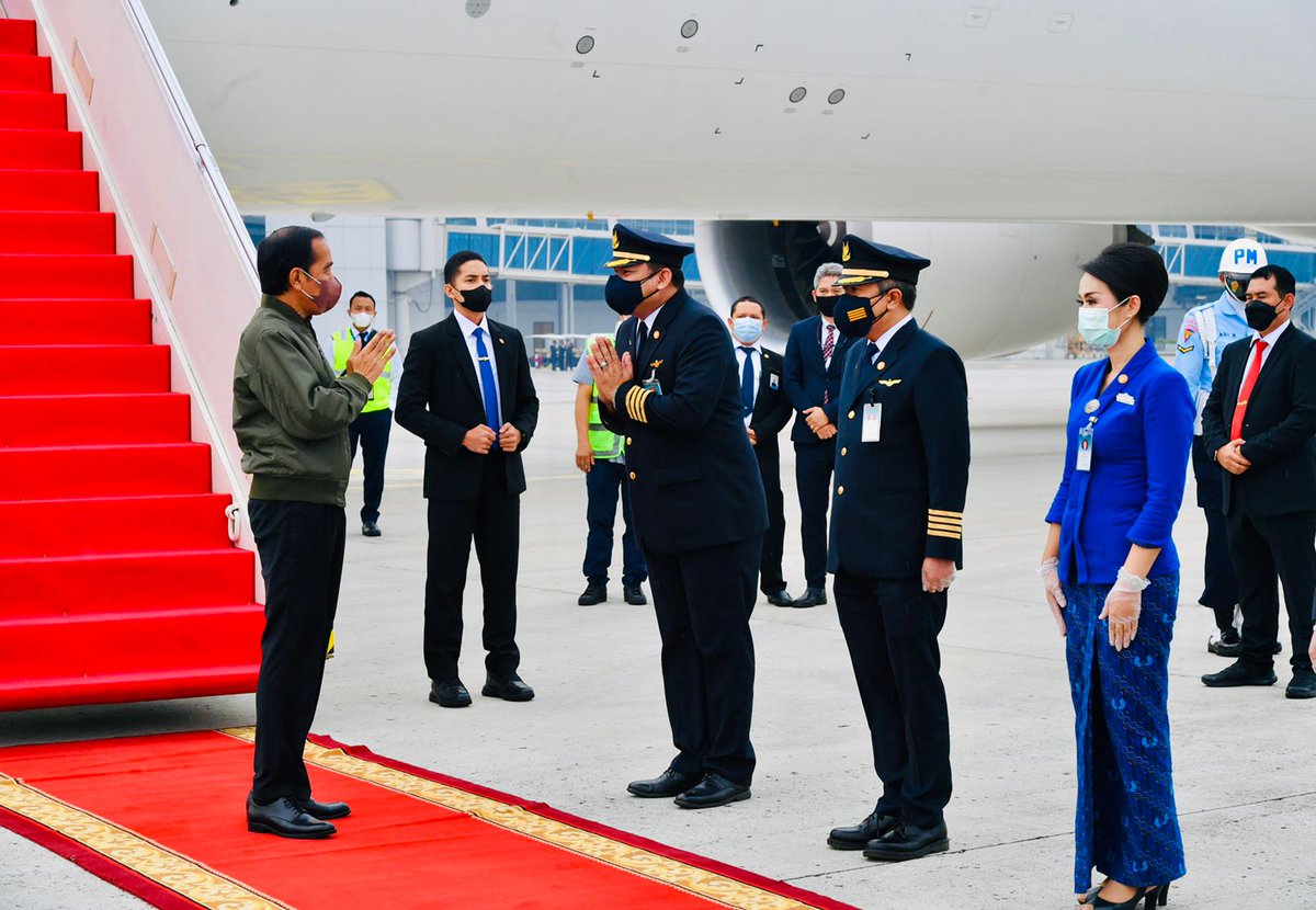 Welcome home mr president🙏 without wellcoming ceremony president @jokowi arrive at Halim perdanakusumah AFB after conducting oficial visit from UAE and continue with self quarantine just like the procedure after travelling abroad , what a humble man 👍👍👍👍