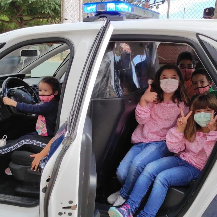 MazarronPolicia's tweet photo. 👧👦Esta semana hemos disfrutado con los más pequeños en los Colegios de Mazarrón.  
👮👮‍♀️Le hemos presentado a dos 🐕‍🦺🦮compañeras de la #UnidadCanina y recordado algunos consejos básicos. 

😊Esperamos que lo hayan pasado tan bien cómo nosotros 🙌

https://t.co/KV1mqquIoY https://t.co/gFlueJnbNv