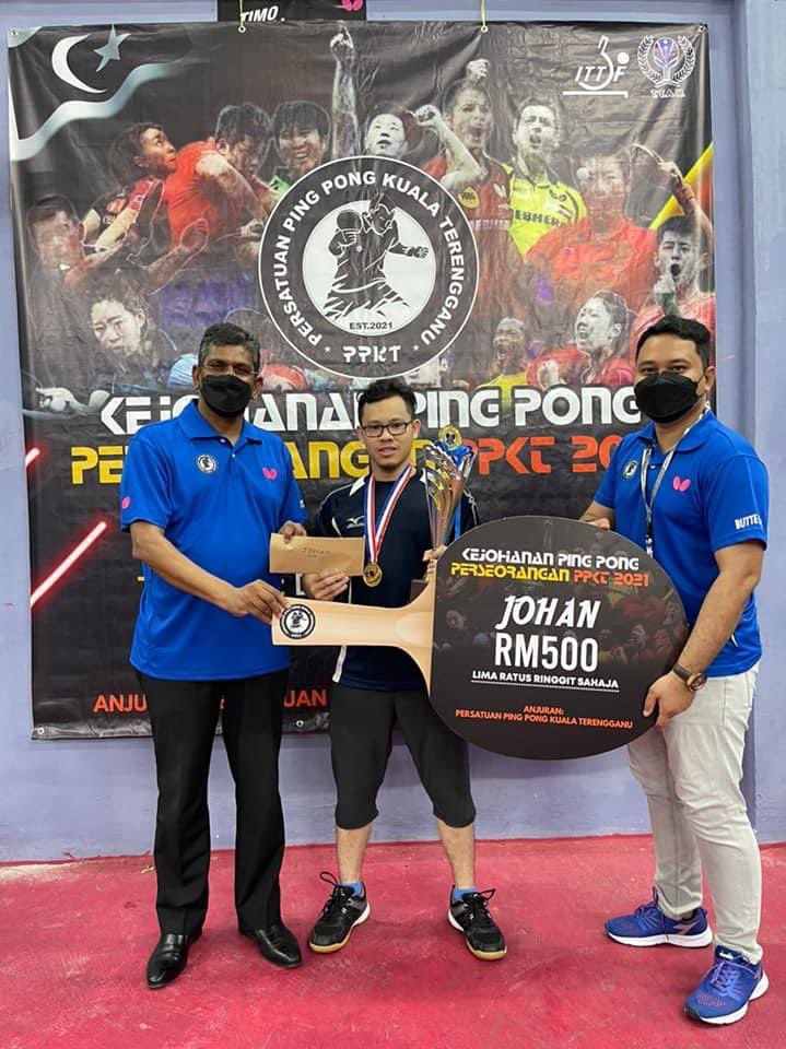 FitTerengganu's tweet photo. Ping Pong Terengganu kembali aktif apabila Persatuan Ping Pong Kuala Terengganu menganjurkan Kejohanan Ping Pong Perseorangan Kuala Terengganu yang disertai pelbagai golongan remaja, dewasa, legend pun ada.

Tahniah para pemenang.🖤🤍

#PingPong
#SportsFactory
#FitTerengganu https://t.co/5KiuWK3tqQ
