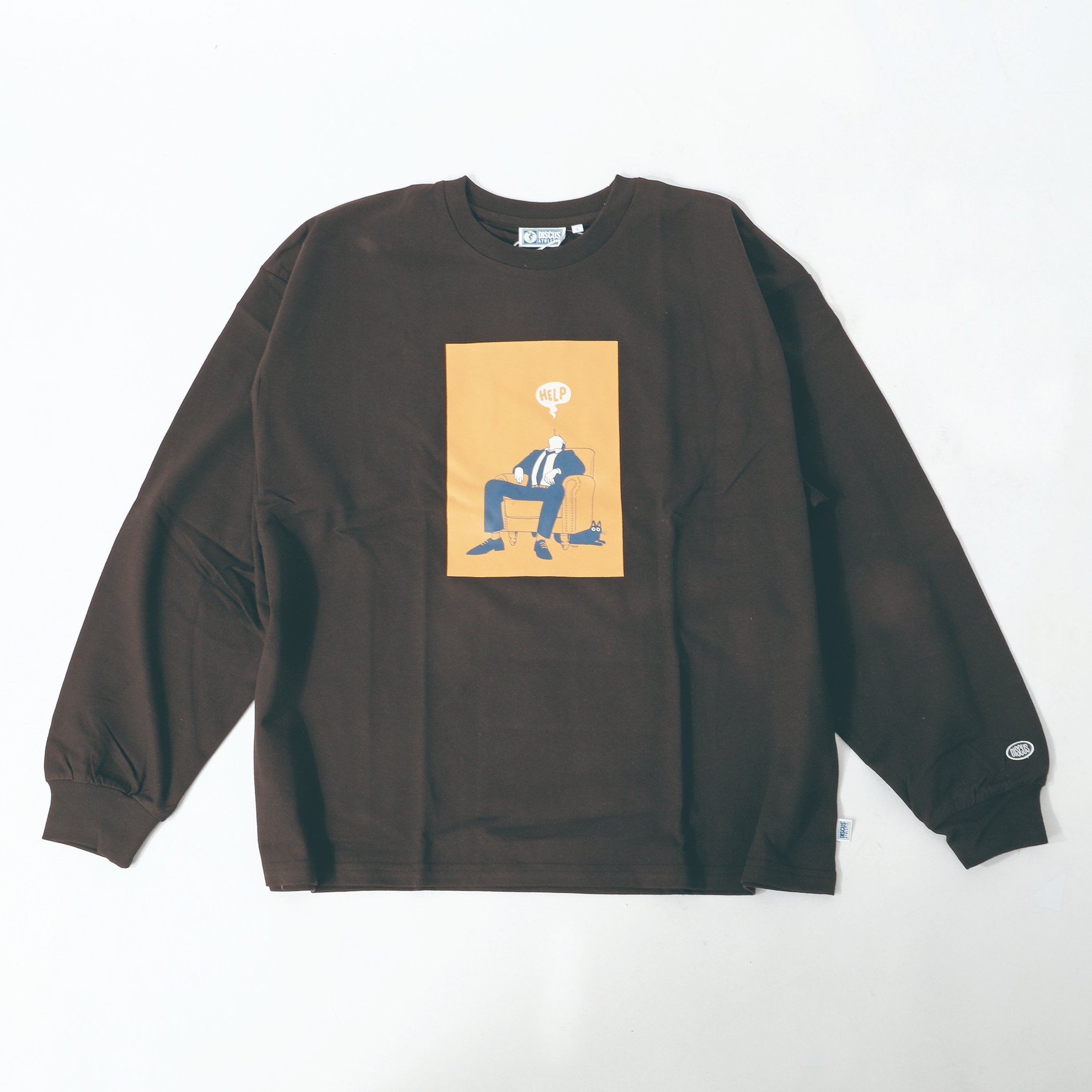 O Xrhsths Rapt Sto Twitter Discus Athletic Tomowaka コラボアイテム ビッグシルエット フロントプリント L S Tシャツ ソファに崩れ落ち Help と助けを求めている男性のイラストが印象的 横に寝そべっているネコもかわいいデザイン 左袖口のロゴワッペン 後ろ