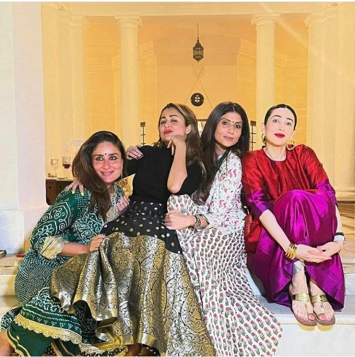 htcity's tweet photo. Take a look at #KareenaKapoorKhan's gorgeous girl squad.
#Samiera #KarismaKapoor @amuarora #AmritaArora #KareenaKapoor
Tag yours in the comment section. https://t.co/psmuiWD1Cr
