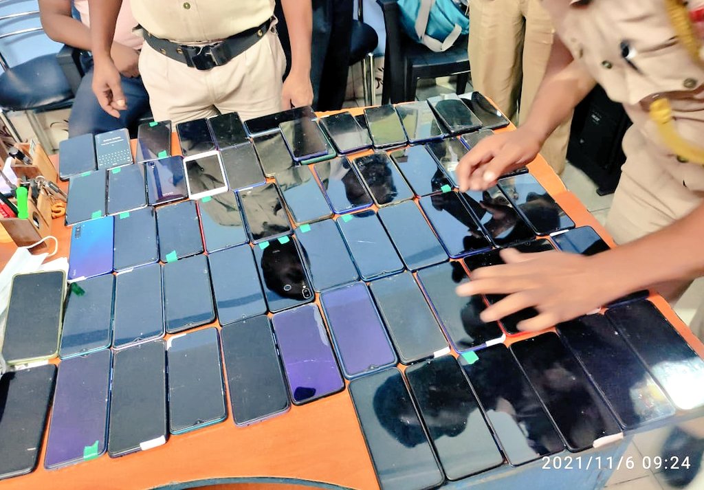 nagaonpolice's tweet image. Mobile thief Gang leaders arrested.
Recovered 134 smart phones in an overnight operation by IC Haibergaon, SI Taranga Patowary. Accused Raj Kumar &amp;amp; Sonu Kumar Nonia from Sahebganj, Jharkhand Arrested.
#জনহিতজনসেৱাৰ্থে @assampolice 
@DGPAssamPolice @CMOfficeAssam 
@JharkhandPolice