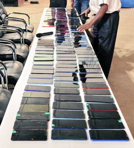 nagaonpolice's tweet image. Mobile thief Gang leaders arrested.
Recovered 134 smart phones in an overnight operation by IC Haibergaon, SI Taranga Patowary. Accused Raj Kumar &amp;amp; Sonu Kumar Nonia from Sahebganj, Jharkhand Arrested.
#জনহিতজনসেৱাৰ্থে @assampolice 
@DGPAssamPolice @CMOfficeAssam 
@JharkhandPolice