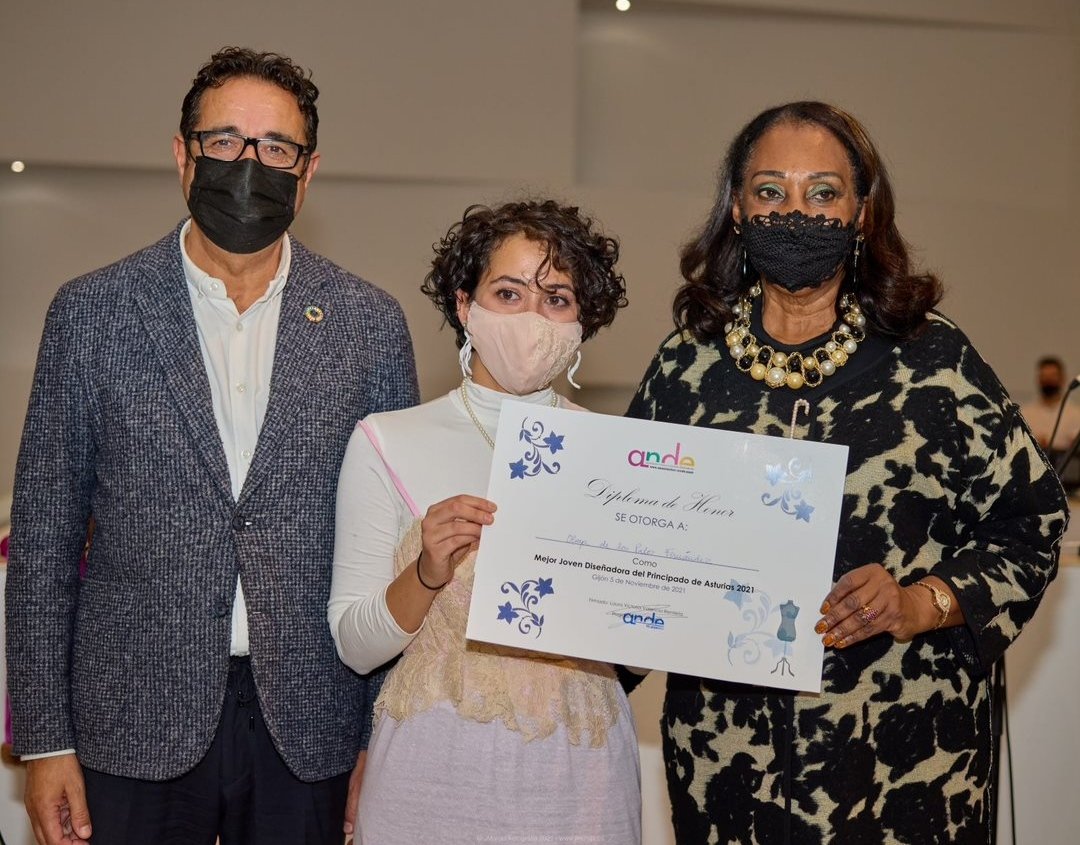 Enhorabuena a Olaya de los Palos, ganadora del XV Certamen de Jóvenes Diseñadores de Asturias.
Gracias <a href="/GijonImpulsa/">Gijón Impulsa</a> <a href="/LaboralCdlC/">Laboral Ciudad de la Cultura</a>