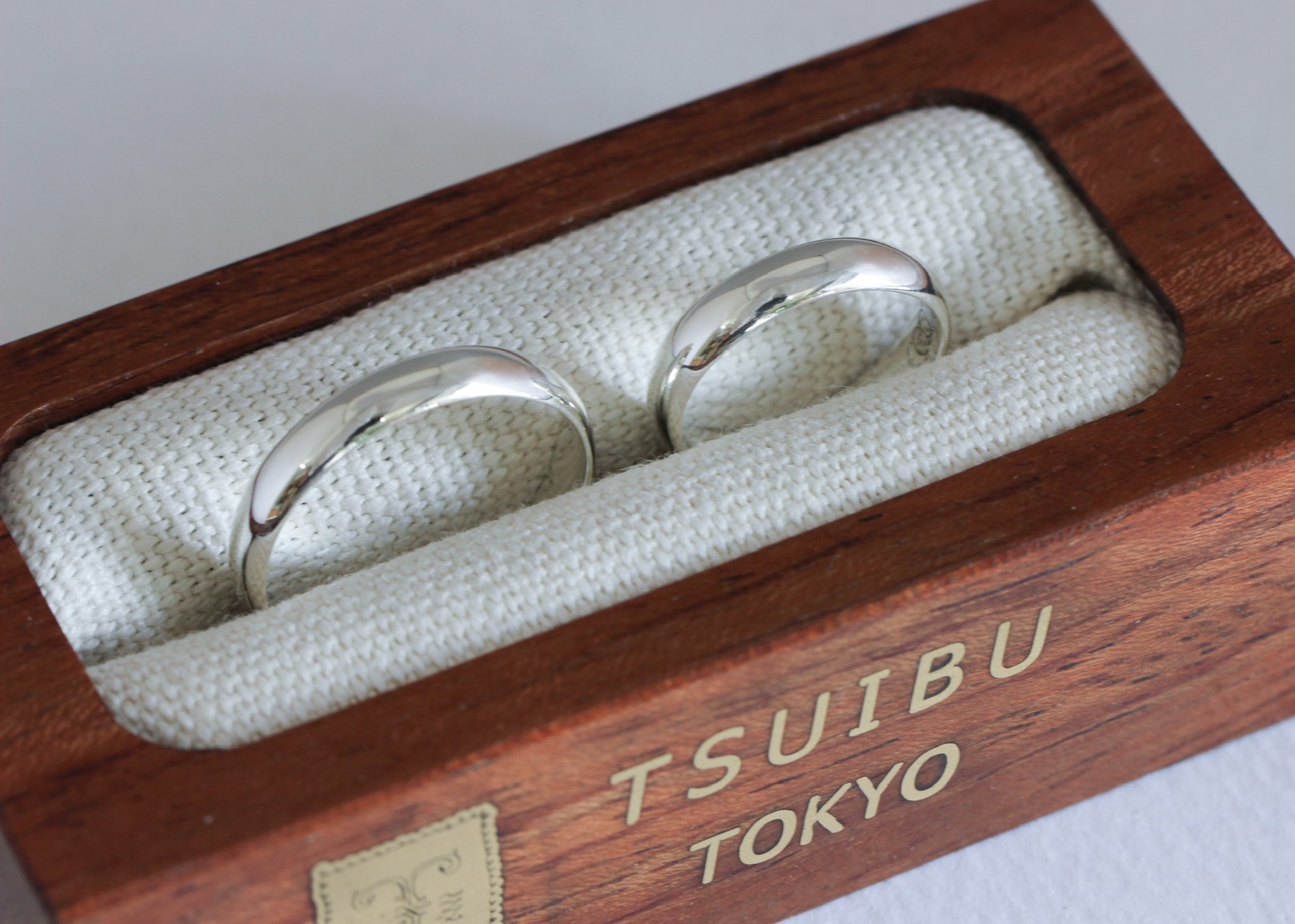 تويتر ついぶ東京工房 手作り指輪の専門店 على تويتر 手書きのイラストを入れた 手作りペアリング 甲丸型の ペアリングをご制作されたおふたり 指輪の内側には2人で考えたオリジナルイラストをお入れしております おふたりが手を繋いだイラスト