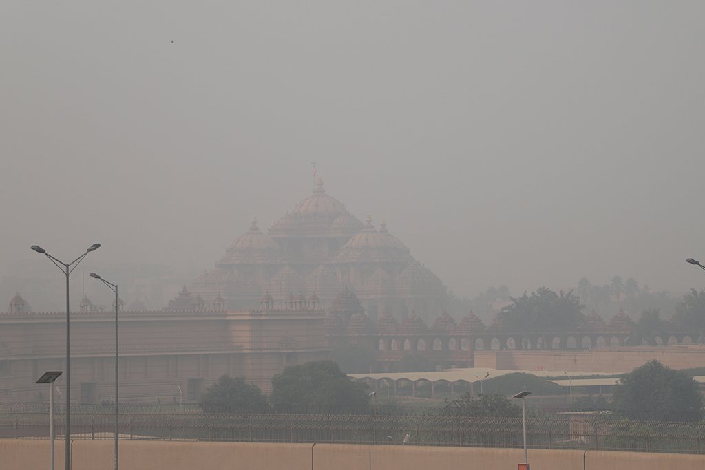 mediaindiagroup's tweet photo. After severe spike in #pollution levels post-#Diwali, Central Pollution Control Board advises government, private offices &amp; other establishments to reduce vehicle usage by at least 30% by working from home, car-pooling &amp; optimising field activities. #MIG https://t.co/hHsE7LpKCq
