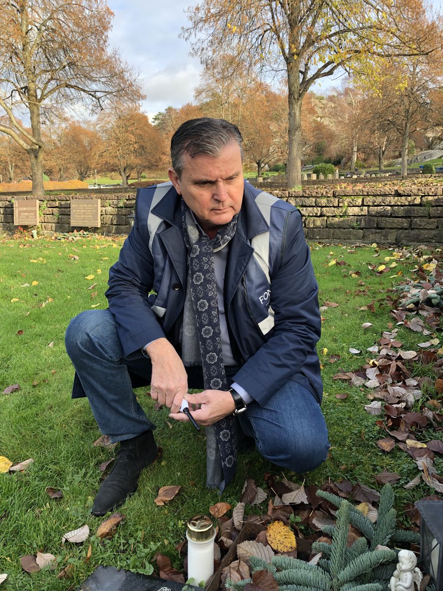 Fonus tänder ljus för många anhöriga som själva inte har möjlighet. Här på västra kyrkogården i Göteborg.