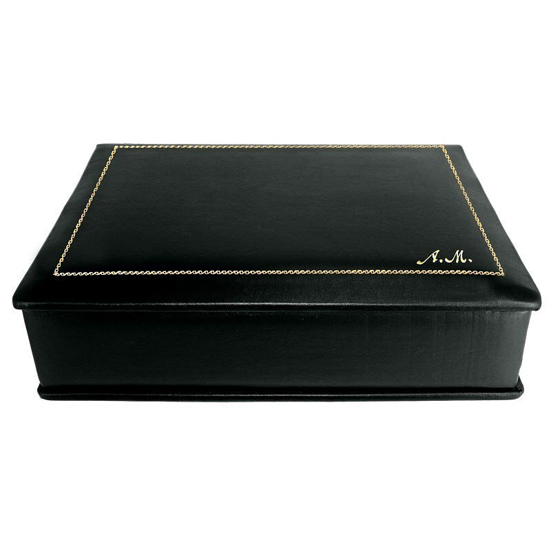 contiborbone's tweet photo. Cofanetto Dark 
https://t.co/0QqP5MtCiL

#cofanetto #contiborbone 
.
.
.
.
.
#legatoria #bookbinder #bookbinding #italia #italy #fashion #handmadeinitaly #handmade #luxury #artigianatoitaliano #italianstyle #italian #كتاب #도서 #סֵפֶר #livre #本 #newcol… https://t.co/EBMQrX9pj2 https://t.co/d8b2T1FVk1