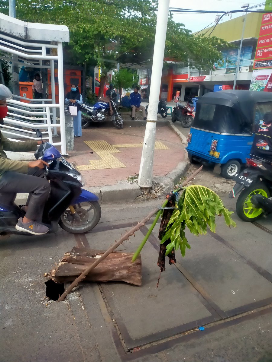 jktnewss's tweet photo. Terdapat Lubang Cukup Besar di Lampu Merah Grogol (Daan Mogot Arah Roxi) Tepatnya Didepan SPBU. Pengendara Dihimbau BerHati Hati Bila Melintas. @RadioElshinta  @DKIJakarta @BinaMargaDKI https://t.co/lfZz11rI5k