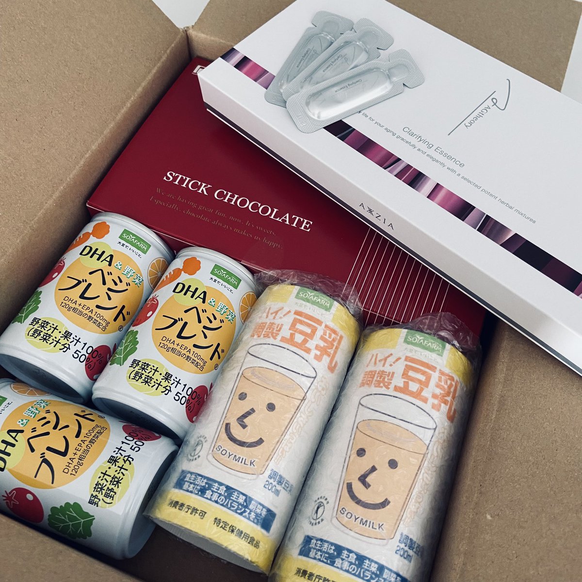 YMCaja's tweet photo. #株主優待 記念撮影✨
#不二製油 スティックチョコレート&amp;ドリンク #ソヤファーム 
#アクシージア 美容液 エイジーセオリー クラリファイングエッセンス https://t.co/lkjUOUWGbU