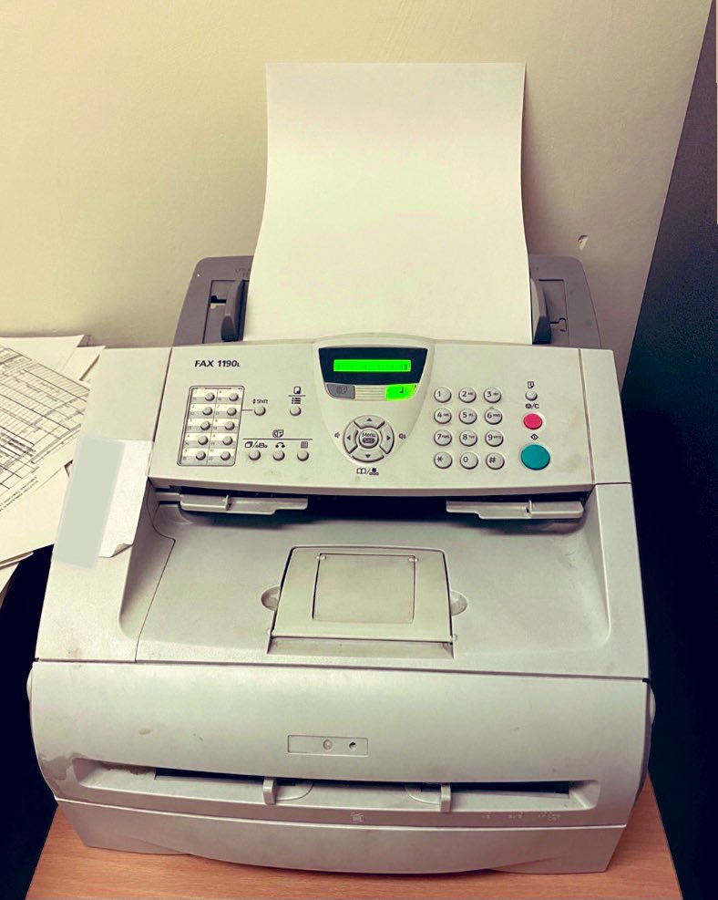 AmyyyBaldock's tweet image. Why is it 2021 and I AM FAXING THE MECHANICS 😩🚑 (I’ve faxed both sides since I’m unsure 😂)  #nhsproblems #faxtofix #dialup