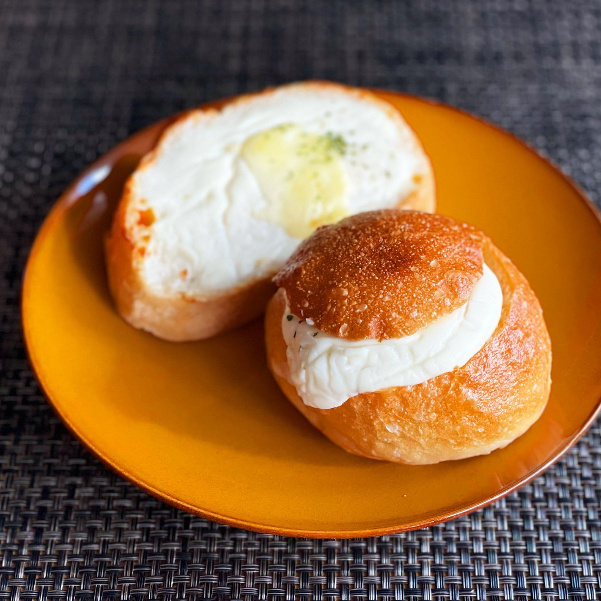 _sakura_nao's tweet photo. ランチはマルルーさんで気になってたパン🍞
#クロックムッシュ と #チーズフォンデュ 。
ホワイトクリームとチーズの気分❤︎
まろやかで美味しい〜✨
お腹パンパン!ごちそうさまでした😋
#maururu
#マルルー都島
#大阪パン屋
#都島パン屋 https://t.co/Lpjq4nsare